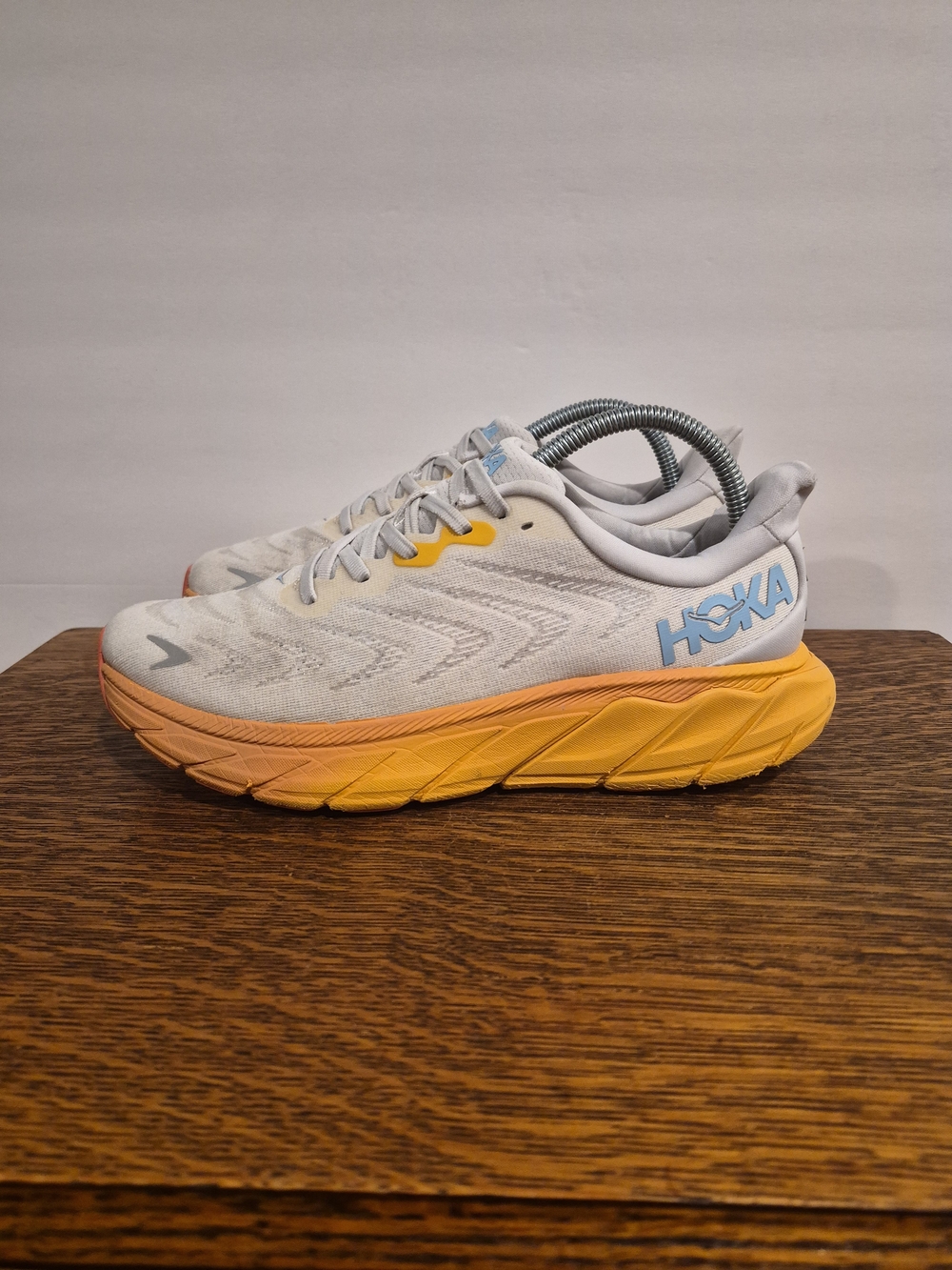 Hoka One One Arahi 6 Athletic Running Shoes
Women's Size US 9B